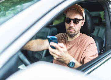 Tips to Avoid Accidents While Using a Cell Phone